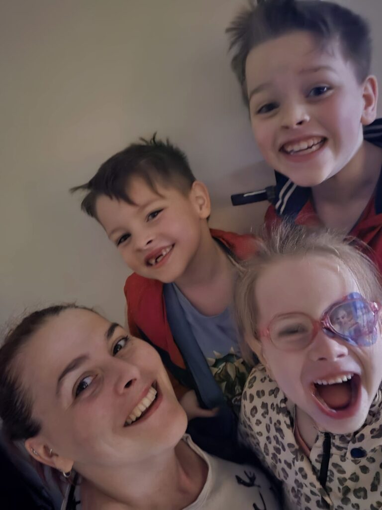 Deborah met haar drie kinderen tijdens een vrolijk gezinsmoment