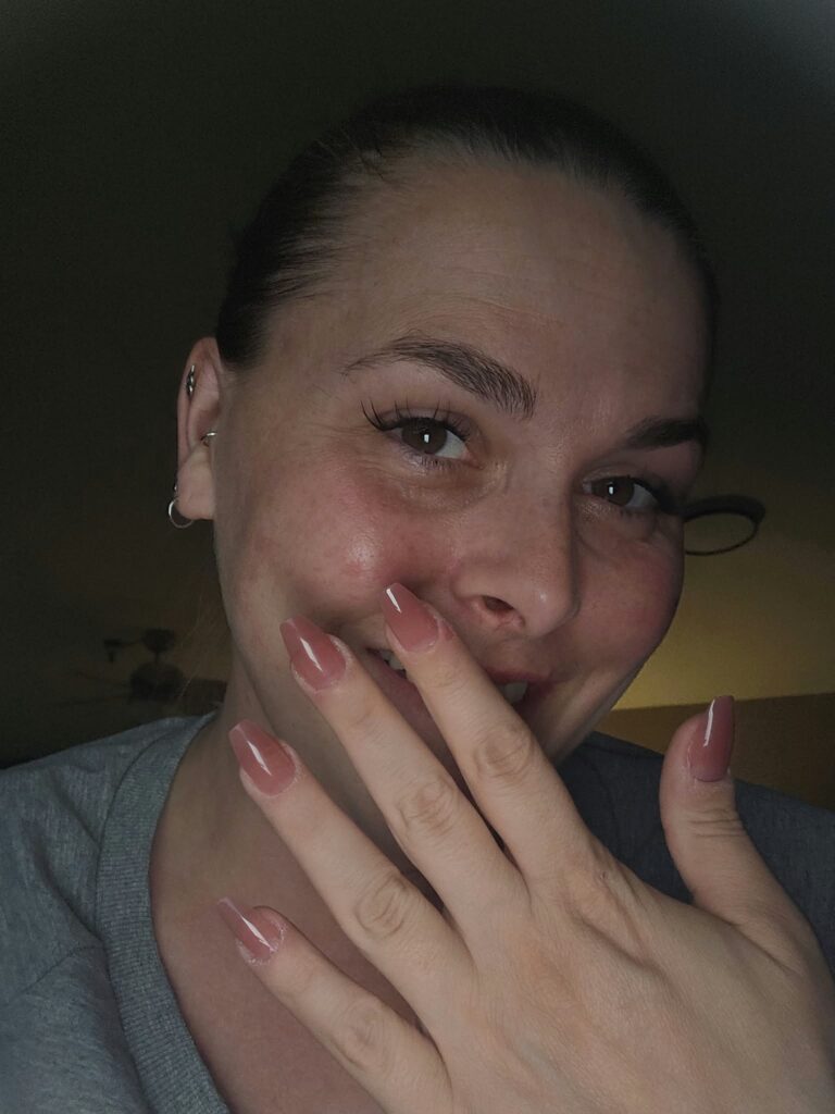 Deborah Scheepers met roze nagels en falscara lashes