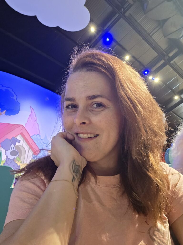 Deborah Scheepers glimlachend tijdens een dagje in pretpark De Tovertuin